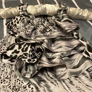 Sleeveless women’s blouse with ruffle and button closure